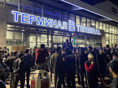 Толпа, штурмовавшая аэропорт Махачкалы, 29.10.23. Фото: t.me/stormdaily Толпа, штурмовавшая аэропорт Махачкалы, 29.10.23. Фото: t.me/stormdaily