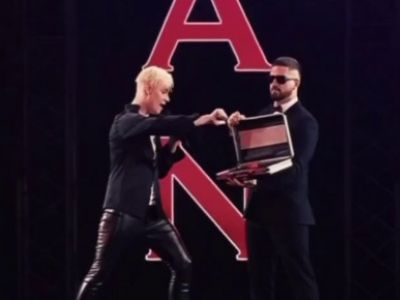 Певец Шаман (Дронов) и "ядерная кнопка". Скрин видео 1-го канала Певец Шаман (Дронов) и "ядерная кнопка". Скрин видео 1-го канала