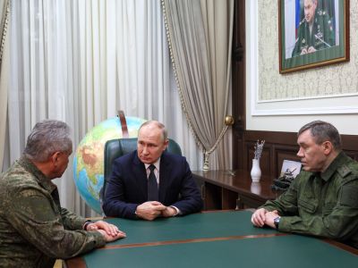 Путин, Шойгу и Герасимов в штабе Южного военного округа, 10.11.23. Фото: kremlin.ru Путин, Шойгу и Герасимов в штабе Южного военного округа, 10.11.23. Фото: kremlin.ru