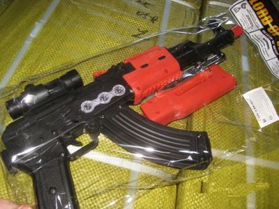 Игрушечный автомат Калашникова. Фото: Уральская таможня Игрушечный автомат Калашникова. Фото: Уральская таможня