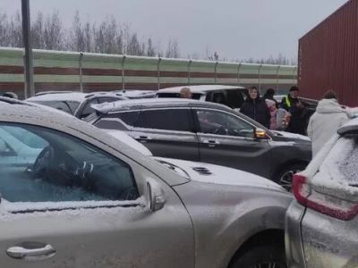 На месте ДТП на трассе М-11 в Новгородской области, где столкнулись 30 автомобилей. Фото: УГИБДД УМВД России по Новгородской области На месте ДТП на трассе М-11 в Новгородской области, где столкнулись 30 автомобилей. Фото: УГИБДД УМВД России по Новгородской области