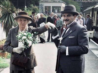 Мисс Марпл (Джоан Хиксон) и Эркюль Пуаро (Дэвид Суше) на фестивале в честь Агаты Кристи. Фото: соцсети Мисс Марпл (Джоан Хиксон) и Эркюль Пуаро (Дэвид Суше) на фестивале в честь Агаты Кристи. Фото: соцсети