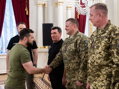 Слева направо: Владимир Зеленский, Андрей Ермак, Алексей Данилов, Валерий Залужный, Сергей Шаптала, Кирилл Буданов. Фото: Офис президента Украины Слева направо: Владимир Зеленский, Андрей Ермак, Алексей Данилов, Валерий Залужный, Сергей Шаптала, Кирилл Буданов. Фото: Офис президента Украины