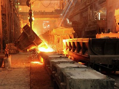 В одном из плавильных цехов Челябинского электрометаллургического комбината. Фото: Александр Кондратюк / РИА Новости В одном из плавильных цехов Челябинского электрометаллургического комбината. Фото: Александр Кондратюк / РИА Новости