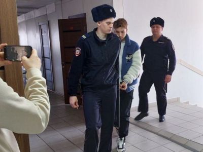 Арт-директора гей-бара Pose в суде, Оренбург, 20.03.24. Фото: t.me/meduzalive Арт-директора гей-бара Pose в суде, Оренбург, 20.03.24. Фото: t.me/meduzalive