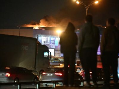 Очевидцы стоят у "Крокус Сити Холла" во время пожара после теракта. Фото: Иван Водопьянов / Коммерсант Очевидцы стоят у "Крокус Сити Холла" во время пожара после теракта. Фото: Иван Водопьянов / Коммерсант