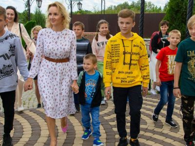Уполномоченный при президенте РФ по правам ребенка Мария Львова-Белова передала детей-сирот, вывезенных из Донбасса, приемным семьям из Калужской области. Фото: пресс-служба правительства Калужской области Уполномоченный при президенте РФ по правам ребенка Мария Львова-Белова передала детей-сирот, вывезенных из Донбасса, приемным семьям из Калужской области. Фото: пресс-служба правительства Калужской области