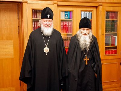 Патриарх Кирилл (Гундяев) и схиархимандрит Илий (Ноздрин). Фото: rublev-museum.livejournal.com Патриарх Кирилл (Гундяев) и схиархимандрит Илий (Ноздрин). Фото: rublev-museum.livejournal.com
