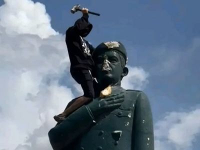 Снос памятника Уго Чавесу в Венесуэле, 29.07.24. Фото: соцсети Снос памятника Уго Чавесу в Венесуэле, 29.07.24. Фото: соцсети