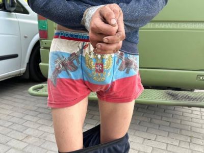 "Традиционные ценности" "русского мира" (предположительно - военнопленный в Курской области в "патриотических" трусах). Фото: www.ostro.org "Традиционные ценности" "русского мира" (предположительно - военнопленный в Курской области в "патриотических" трусах). Фото: www.ostro.org