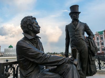 Памятник Пушкину и Евгению Онегину в Йошкар-Оле. Фото: i-ola-visit.ru Памятник Пушкину и Евгению Онегину в Йошкар-Оле. Фото: i-ola-visit.ru