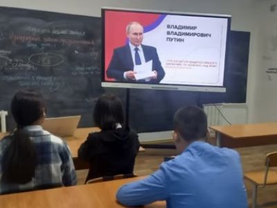 Урок "Разговоры о важном" в средней школе, Тува, 20.02.23. Фото: ru.krymr.com Урок "Разговоры о важном" в средней школе, Тува, 20.02.23. Фото: ru.krymr.com