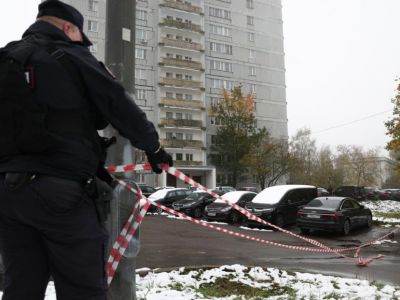 Полицейский работает на месте подрыва машины на Профсоюзной улице в Москве. Фото: Александр Щербак / ТАСС Полицейский работает на месте подрыва машины на Профсоюзной улице в Москве. Фото: Александр Щербак / ТАСС