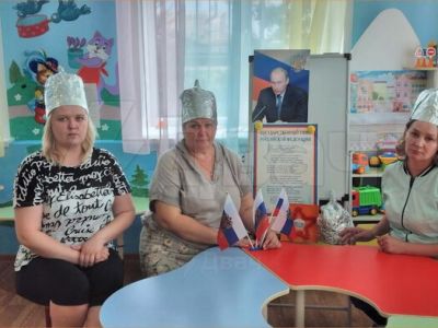 Учителя в шапочках из фольги. Фото: www.moscowtimes.ru Учителя в шапочках из фольги. Фото: www.moscowtimes.ru