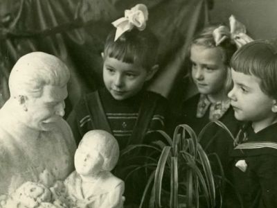 Скульптура Сталина и дети. Фото: gulag-witnesses.com Скульптура Сталина и дети. Фото: gulag-witnesses.com