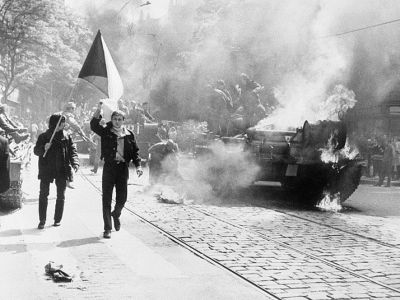 Демонстранты в Праге под дулами российских танков, август 1968 г. Фото: ru.wikipedia.org Демонстранты в Праге под дулами российских танков, август 1968 г. Фото: ru.wikipedia.org