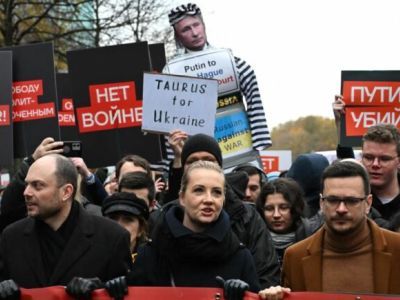 Антивоенный марш. Фото: balkanweb.com Антивоенный марш. Фото: balkanweb.com