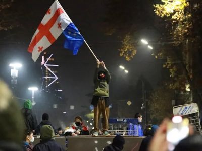Демонстранты размахивают флагами Грузии и ЕС. Фото: Zurab Tsertsvadze / AP/dpa Демонстранты размахивают флагами Грузии и ЕС. Фото: Zurab Tsertsvadze / AP/dpa