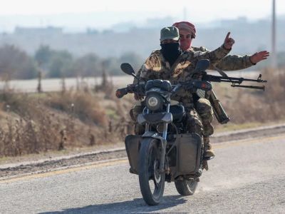 Сирийские боевики на мотоцикле. Фото: t.me/c/1799103592 Сирийские боевики на мотоцикле. Фото: t.me/c/1799103592