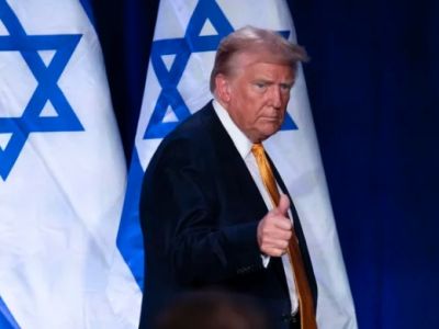 Дональд Трамп на фоне флага Израиля. Фото: АР Дональд Трамп на фоне флага Израиля. Фото: АР