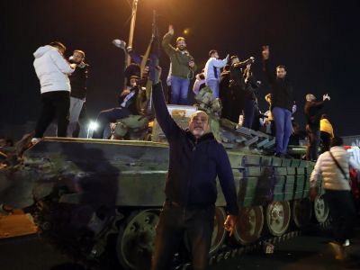 Сирийцы празднуют прибытие бойцов оппозиции в Дамаск, Сирия, воскресенье, 8 декабря 2024 г. Фото: Omar Sanadiki / АР Photo Сирийцы празднуют прибытие бойцов оппозиции в Дамаск, Сирия, воскресенье, 8 декабря 2024 г. Фото: Omar Sanadiki / АР Photo