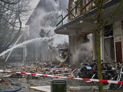 Пожарные работают на месте взрыва. Фото: Phil Nijhuis / AP