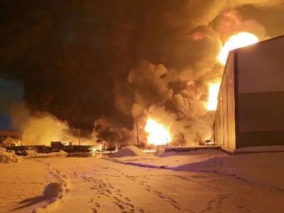 Пожар в промзоне. Фото: МЧС Пожар в промзоне. Фото: МЧС