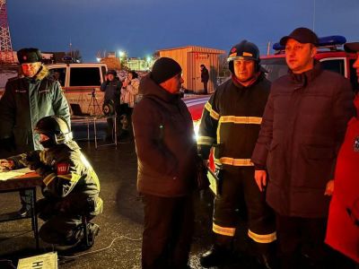 Оперативный штаб, развернутый на территории предприятия, где произошло возгорание после атаки БПЛА в Саратовской области. Фото: Роман Бусаргин / Telegram Оперативный штаб, развернутый на территории предприятия, где произошло возгорание после атаки БПЛА в Саратовской области. Фото: Роман Бусаргин / Telegram