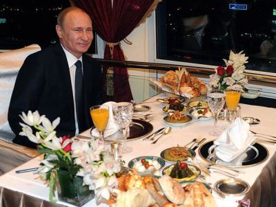 Путин за трапезой. Фото: t.me/SerpomPo Путин за трапезой. Фото: t.me/SerpomPo