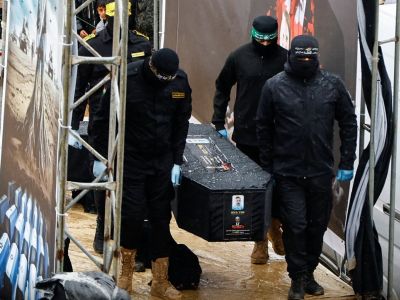 ХАМАС возвращает телы погибших заложников. Фото: Reuters ХАМАС возвращает телы погибших заложников. Фото: Reuters