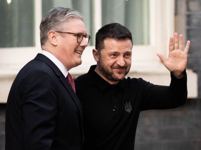 Кир Стармер приветствует Украины Владимира Зеленского на Даунинг-стрит, 10, в Лондоне. Фото: James Manning / PA Кир Стармер приветствует Украины Владимира Зеленского на Даунинг-стрит, 10, в Лондоне. Фото: James Manning / PA