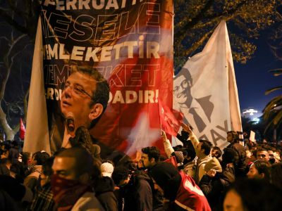 Акция протеста против задержания мэра Стамбула Экрема Имамоглу в Стамбуле, 20 марта 2025 года. Фото: Umit Bektas / REUTERS Акция протеста против задержания мэра Стамбула Экрема Имамоглу в Стамбуле, 20 марта 2025 года. Фото: Umit Bektas / REUTERS
