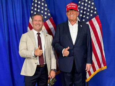 Майкл Уолтц и Дональд Трамп. Фото: t.me/SerpomPo Майкл Уолтц и Дональд Трамп. Фото: t.me/SerpomPo