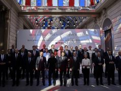 Официальные лица во время встречи в рамках саммита