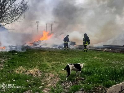 Спасатели ликвидируют пожар после обстрела Херсона Фото: ГСЧС Украины