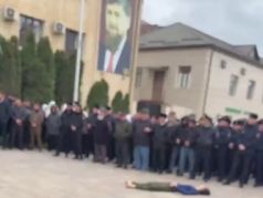 Труп Эскерхана Хумашева на площади в Ачхой-Марттане. Скрин видео: t.me/theinsider