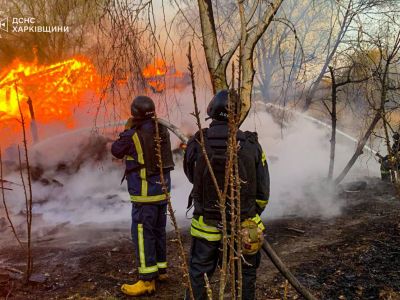 Cпасатели ликвидируют пожар, вызванный российским обстрелом села Хотимля Харьковской области. Фото: ГСЧС Украины Cпасатели ликвидируют пожар, вызванный российским обстрелом села Хотимля Харьковской области. Фото: ГСЧС Украины