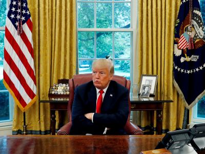 Дональд Трамп в Овальном кабинете Белого дома во время интервью, 20 августа 2018 года. Фото: Leah Millis/Reuters Дональд Трамп в Овальном кабинете Белого дома во время интервью, 20 августа 2018 года. Фото: Leah Millis/Reuters