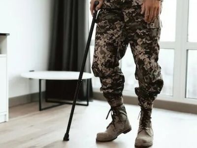 На фронт на костылях. Фото: ВКонтакте На фронт на костылях. Фото: ВКонтакте