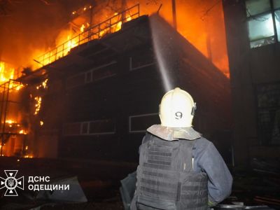 Спасатели ликвидируют пожар после обстрела Одессы, 22.04.25. Фото: ГСЧС Украины