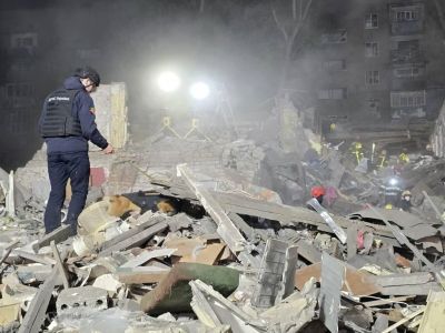 Спасатели работают на месте российского удара по Киеву в ночь на 24 апреля 2025 года. Фото: ГСЧС Украины