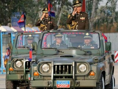 Бывший премьер Камбоджи Хун Сен и нынешний Хун Манет на параде. Фото: laotiantimes.com