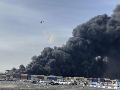 Вертолет сбрасывает воду на пожар после мощного взрыва, произошедшего в порту недалеко от южного портового города Бендер-Аббас, Иран, 26 апреля 2025 года. Фото: Razieh Pudat / ISNA / AP