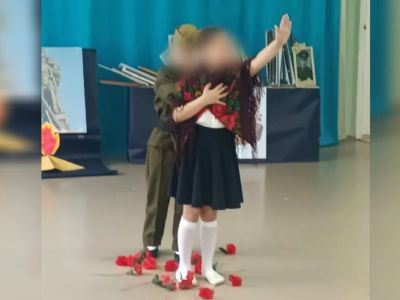 Детсадовцы разыгрывают получение "похоронки". Фото: dzen.ru Детсадовцы разыгрывают получение "похоронки". Фото: dzen.ru