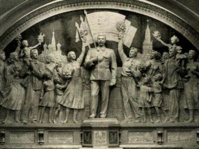 Барельеф "Благодарность народа вождю-полководцу". Фото: РБК