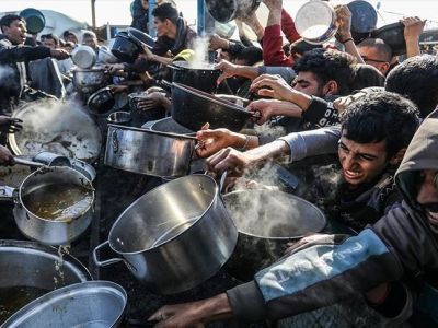 Жители сектора Газа в очереди за едой Жители сектора Газа в очереди за едой