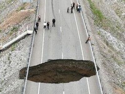 Провал на трассе. Фото: ria.ru Провал на трассе. Фото: ria.ru