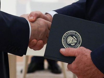 Рукопожатие. Фото: en.iz.ru