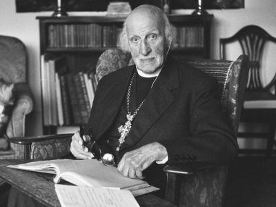 Кентерберийского Собора, центра англиканства, преподобный Хьюлет Джонсон