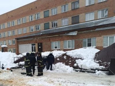 Обрушение козырька со снегом. Фото: МЧС